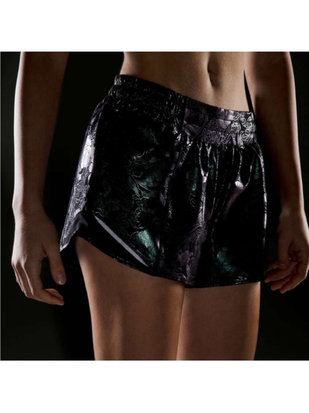 Lululemon Hotty Hot Low-Rise Lined Short 4" Floral Iridescent
Women's Sz 6